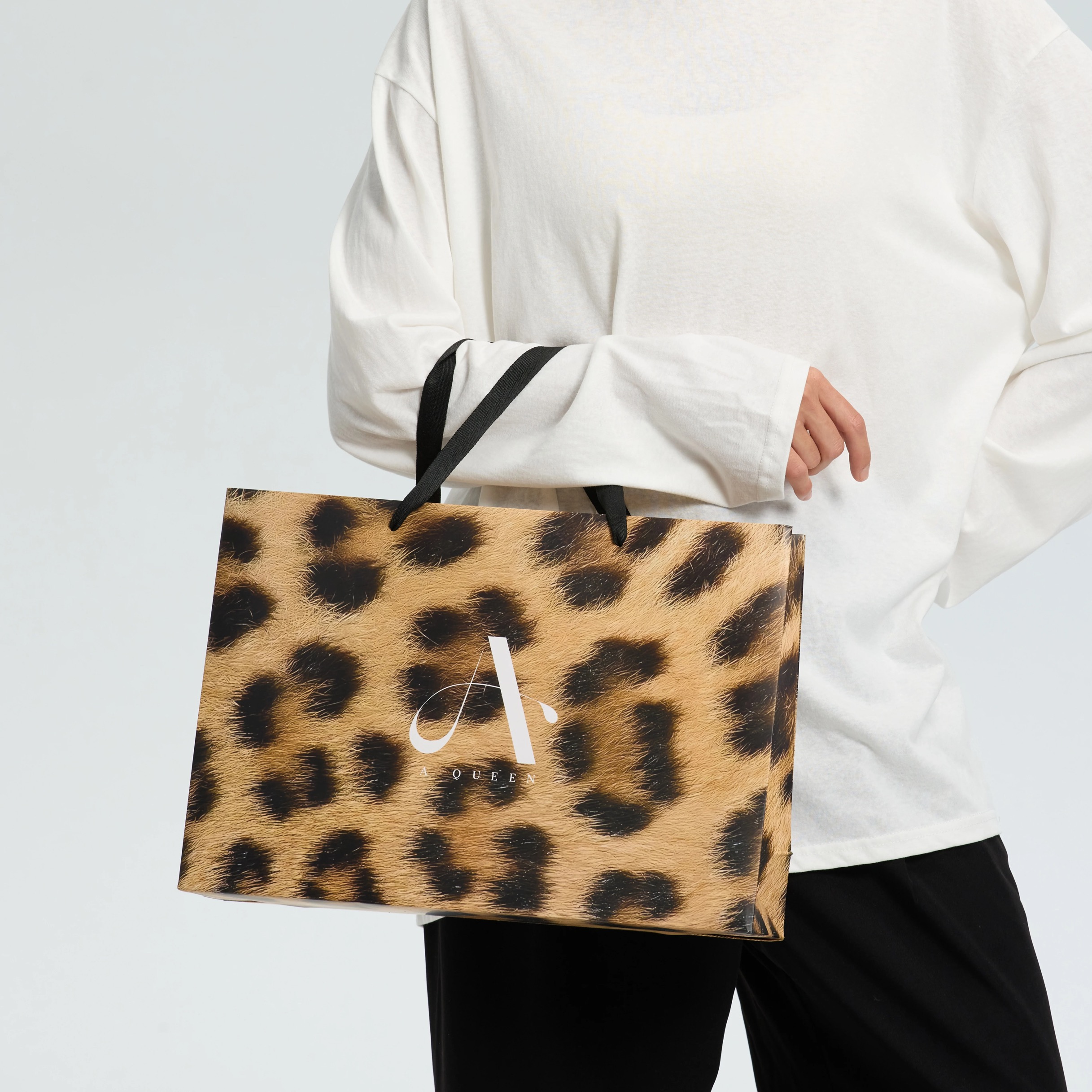 Custom leopard print women's clothing store shopping packaging paper bags with ribbon handle 